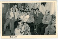1958 - 002 - Fasching 1958
h.v.l.n.r: Edwin Dürr, Alfred Kinzinger, Josef Dürrm.v.l.n.r: Otto Korbmann, Ludwig Pfeuffer, ?, Ida Fuchs geb. Schuhmann,?, Erika Menth geb. Scheckenbach, Maria Scheckenbach geb. Schuhmann, ?, ?, Erna Scheckenbach, ?, Ludwig Scheckenbachv.v.l.n.r: Bernhard Fuchs, Oswald Reißmann